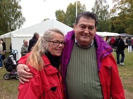 Rose-Marie och Jossi på marknad.